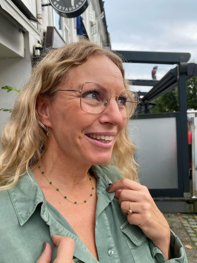 Susanne Friis Bjørner balanseørepynt i forgylt sølv med dråpeformet grønn agat