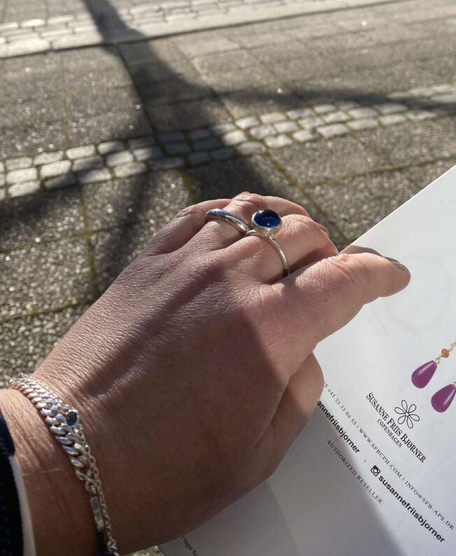 Susanne Friis Bjørner ring i sølv med London blå krystall