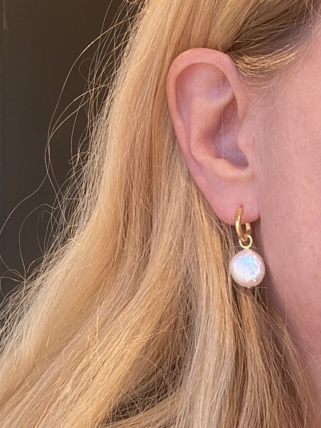 Susanne Friis Bjørner øreanheng til creoler/ øreringer med flat rund ferskvannsperle