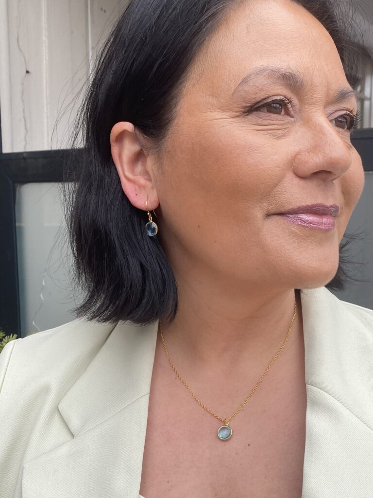 Susanne Friis Bjørner ørepynt i forgylt sølv med syntetisk topas, krok