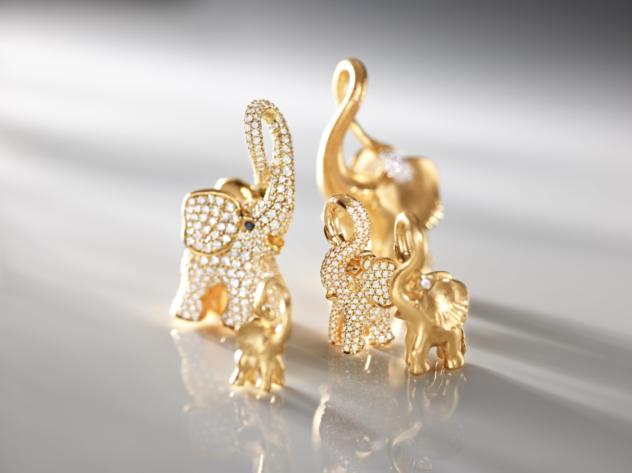 Elephants 2_Mood OLE LYNGGAARD COPENHAGEN Elefant My Little World armbånd/anheng i gult gull på rød snor