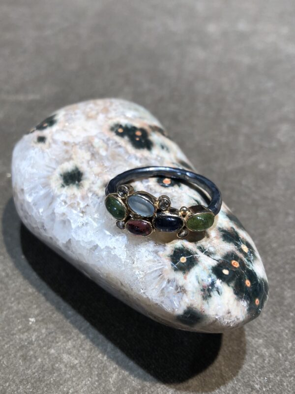 By Birdie "Elisabeth Cabochon" ring i sølv med gult gull detaljer og stener