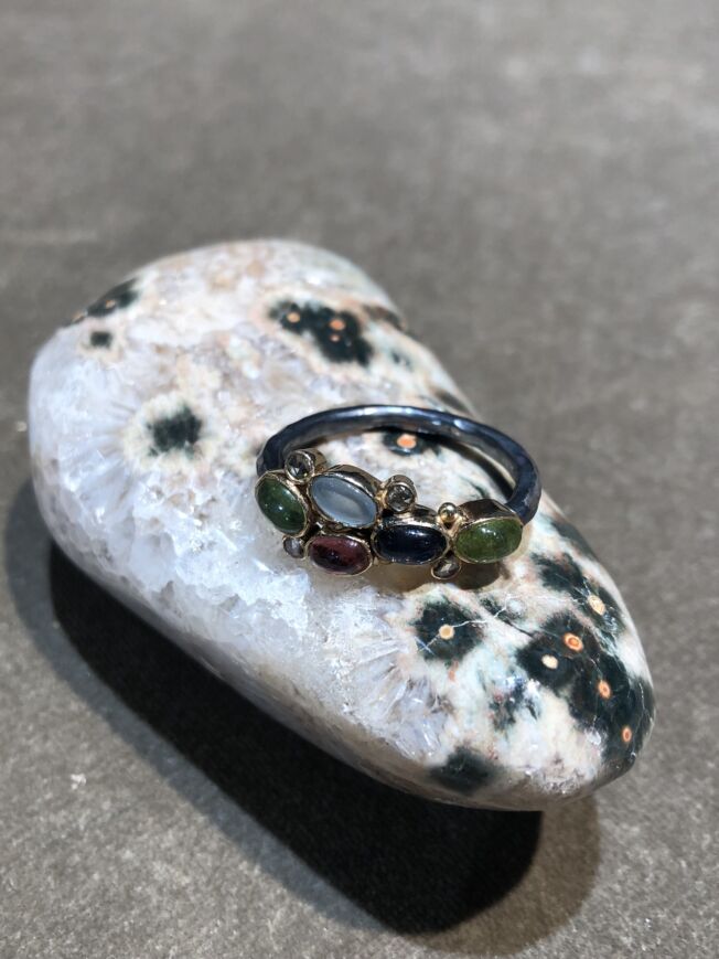 By Birdie "Elisabeth Cabochon" ring i sølv med gult gull detaljer og stener