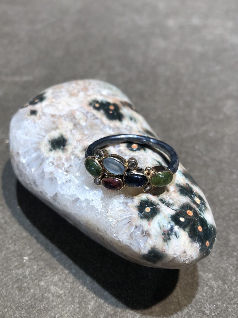 By Birdie "Elisabeth Cabochon" ring i sølv med gult gull detaljer og stener