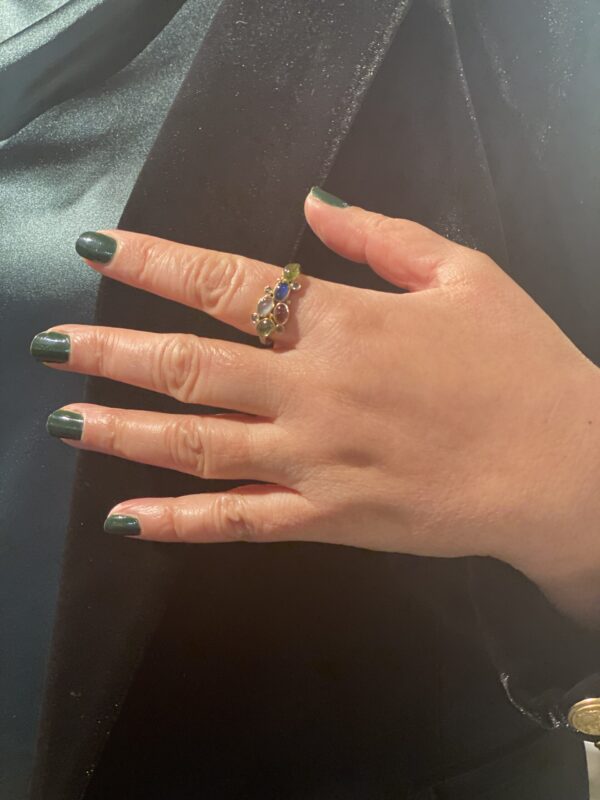 By Birdie "Elisabeth Cabochon" ring i sølv med gult gull detaljer og stener