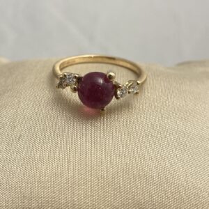 Noën "Stellini" medium ring i gult gull, med diamanter og rosa turmalin