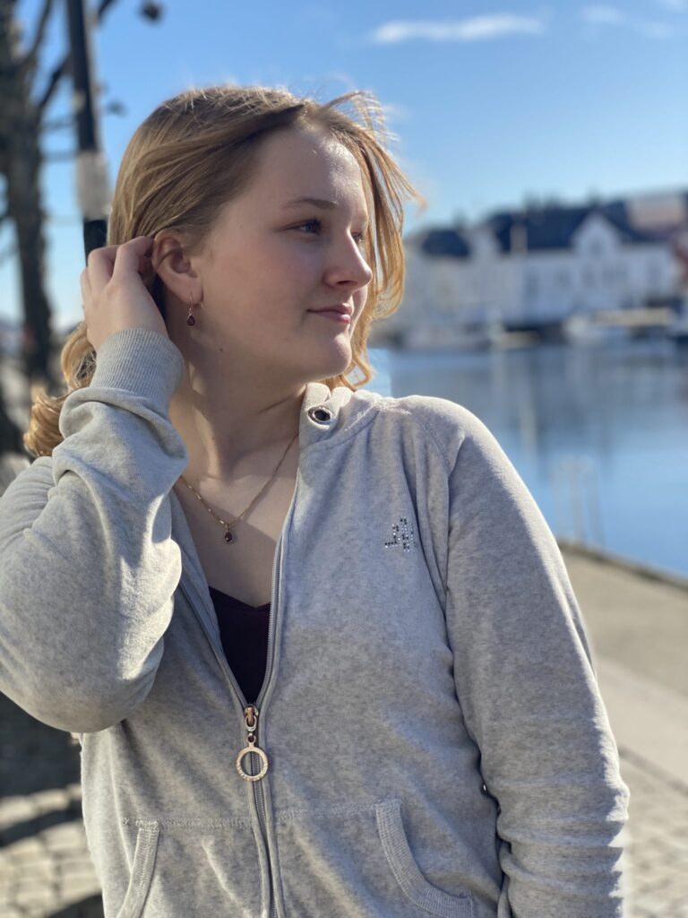 Susanne Friis Bjørner gult gull ørepynt med dråpeformet rhodolitt