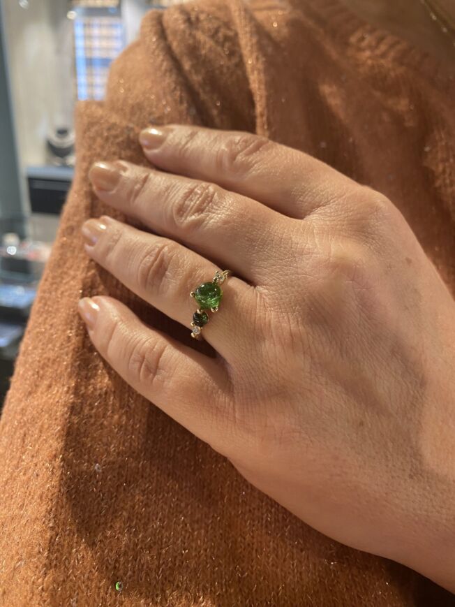 FAFE3FCD-97EC-4FEC-BFF0-620E56C9346E-scaled Noën "Stellini" medium ring i gult gull, med diamanter, peridot og grønn turmalin