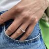Elegant ring i hvitt gull med 3 litt større diamanter i midten og mange små på siden. Totalt 0,45 ct