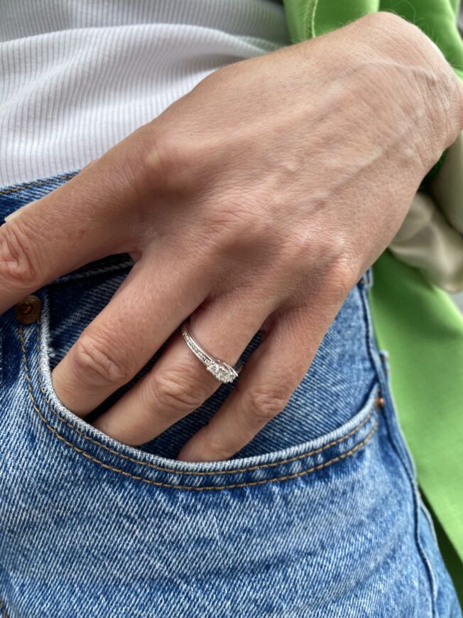 Elegant ring i hvitt gull med 3 litt større diamanter i midten og mange små på siden. Totalt 0,45 ct