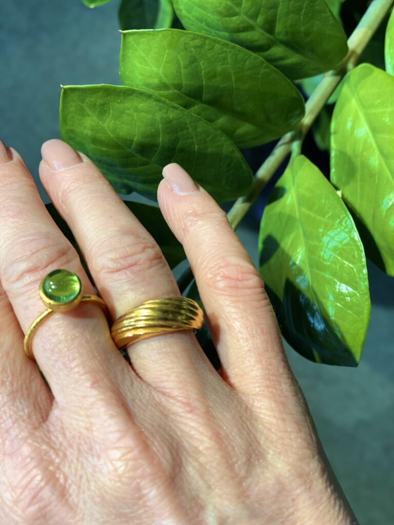 Susanne Friis Bjørner ring forgylt med synt. peridot, liten