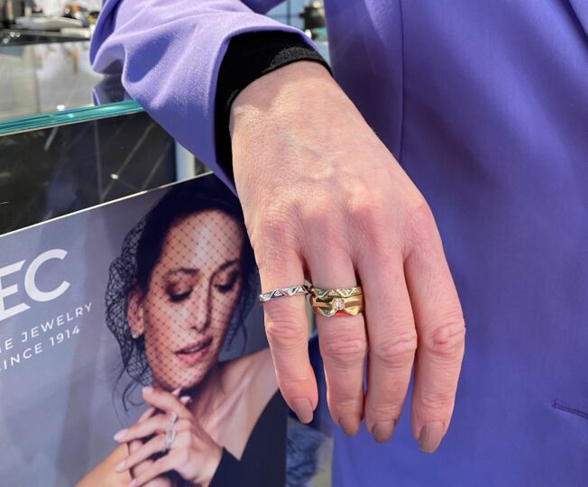 "Fasett" ring i hvitt gull med 0,10 TW.SI , spredte diamanter