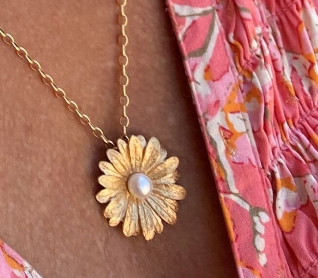 Flower-2 9490-YG Anheng i 925 forgylt sølv med ferskvannsperle i midten av blomsten. Stardust referer til overflaten. En nesten diamantlignende struktur som gjør at det glitrer ekstra fint.