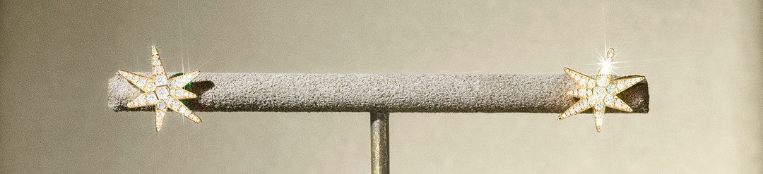 Funky Stars long OLE LYNGGAARD COPENHAGEN Funky Stars øreanheng i gult gull