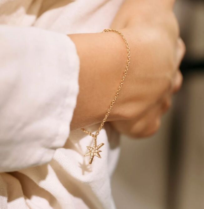 OLE LYNGGAARD COPENHAGEN Funky Stars medium armbånd i gult gull