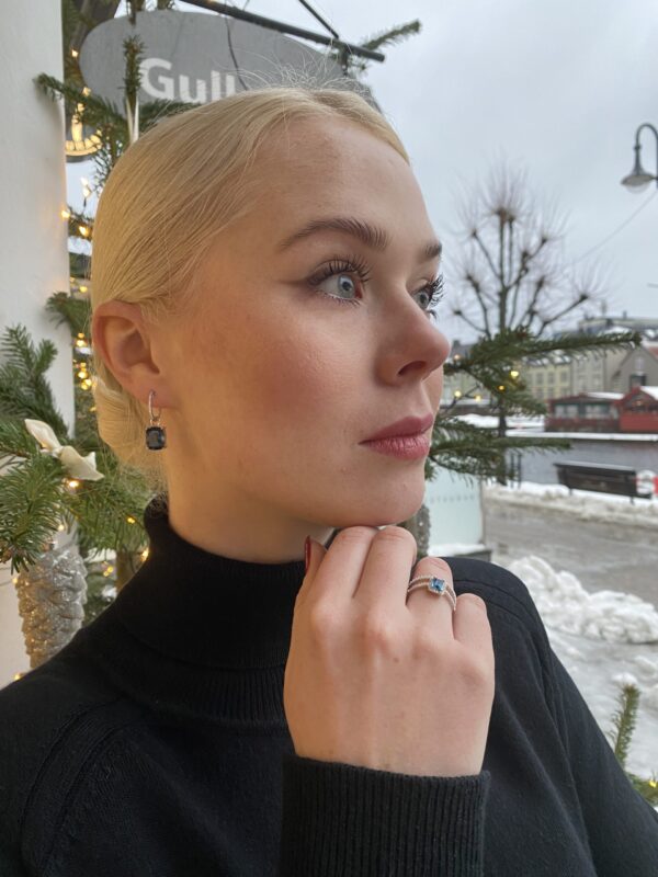 Hvitt gull øreanheng "Celeste" med London blå topas