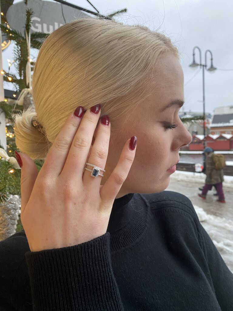Ring "Galant" i hvitt gull med London blå topas og diamanter