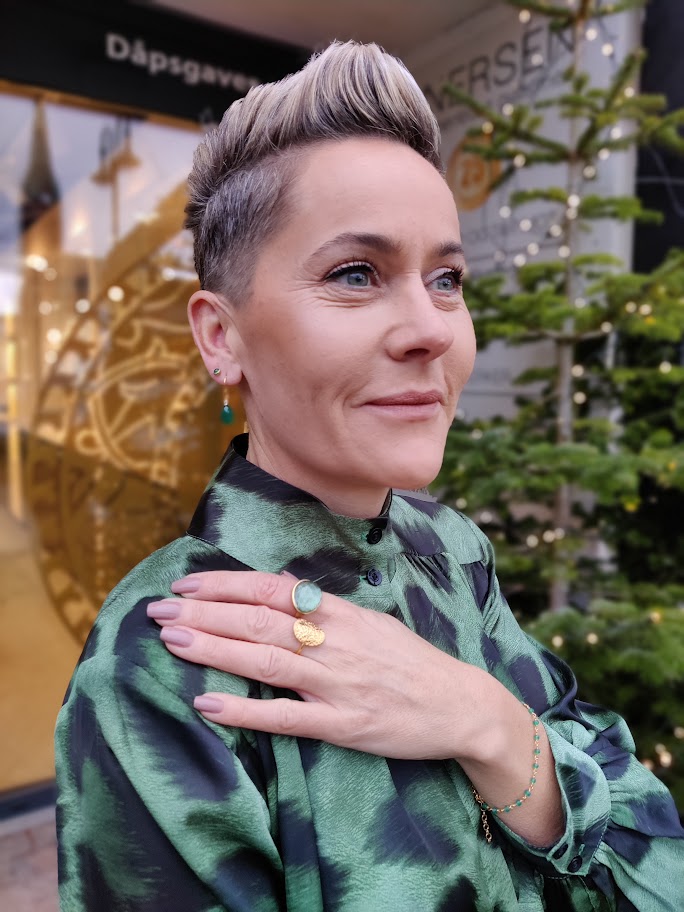 Susanne Friis Bjørner ørepynt i forgylt sølv med med grønn agat