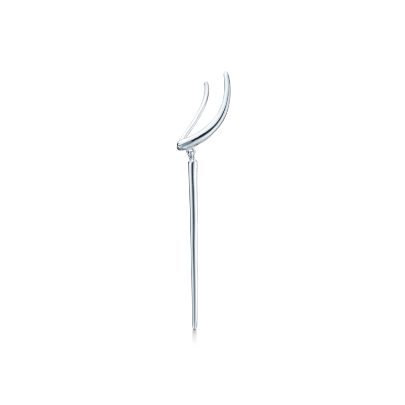 «Stiletto single earring» i sølv fra Id fine, venstre