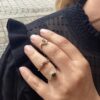By Birdie "Zenith Enso" ring i gult gull med diamanter og røkkvarts