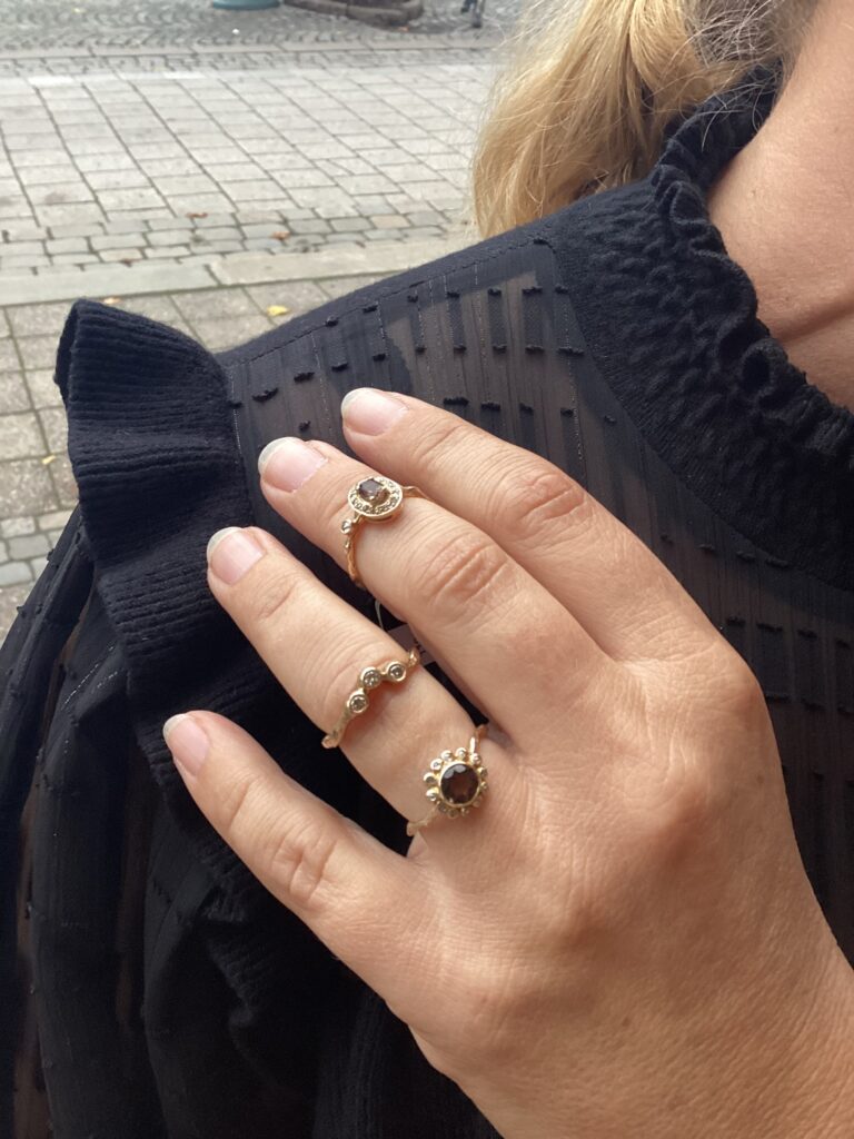 By Birdie "Zenith Enso" ring i gult gull med diamanter og røkkvarts