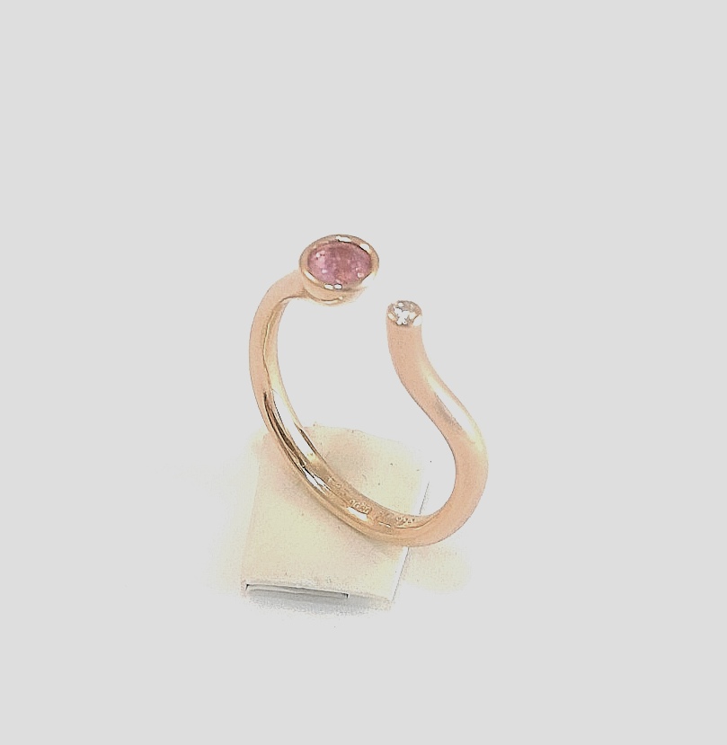Noën "Twist" ring i rosé gull, med turmalin og diamant