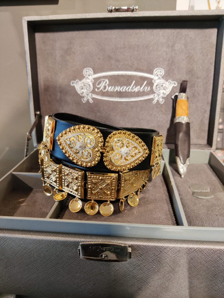 Belte til Åmli bunad bunadsbelte Aust-Agder , Forgylte støler og 2 farget beltespenne.