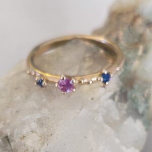 Noën "Shine" ring i gult gull, med rosa og blå safirer