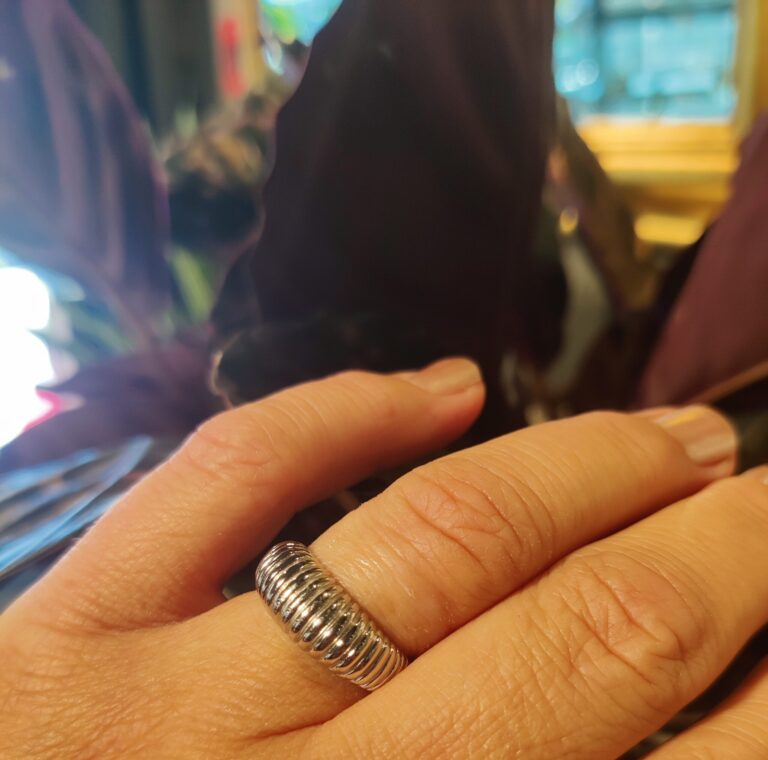 Allsize ring i sølv med riller