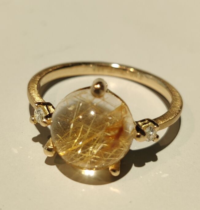 Noën "Stellini" ring i gult gull, med diamanter og rutilkvarts