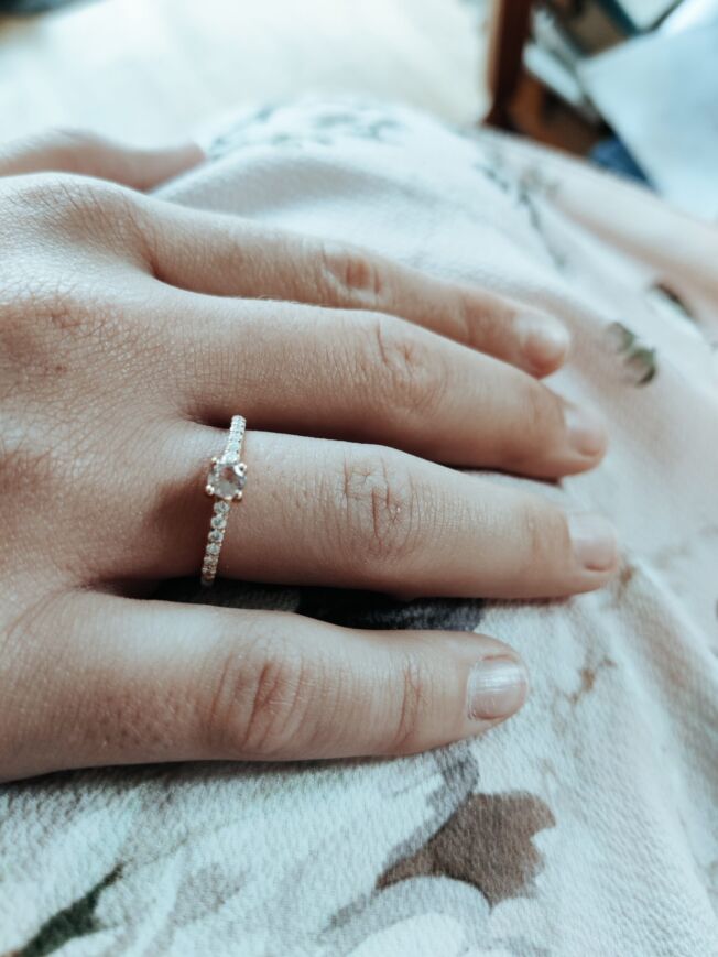 Ring i gult gull med diamanter og champagnefarget granat