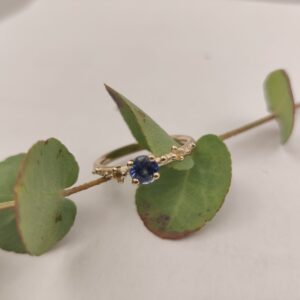 Noën "Shine" ring i gult gull, med blå og gule safirer
