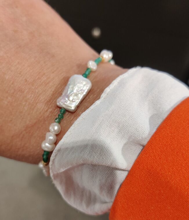 Susanne Friis Bjørner armbånd i forgylt sølv med perler og grønne agater