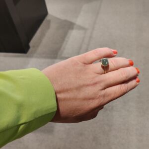 Ring i forgylt sølv med cabochonslipt grønnkvarts, Ringen er børstet. Fin å kombinere med andre ringer.