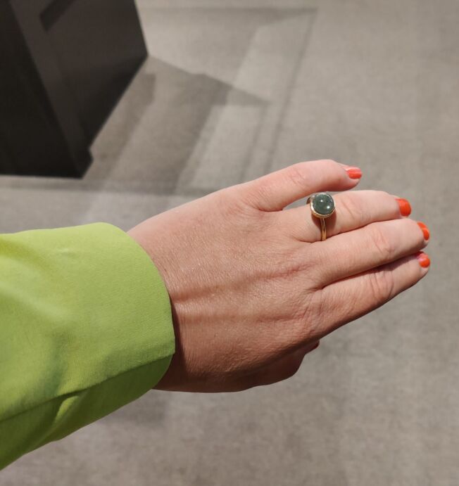 Ring i forgylt sølv med cabochonslipt grønnkvarts, Ringen er børstet. Fin å kombinere med andre ringer.
