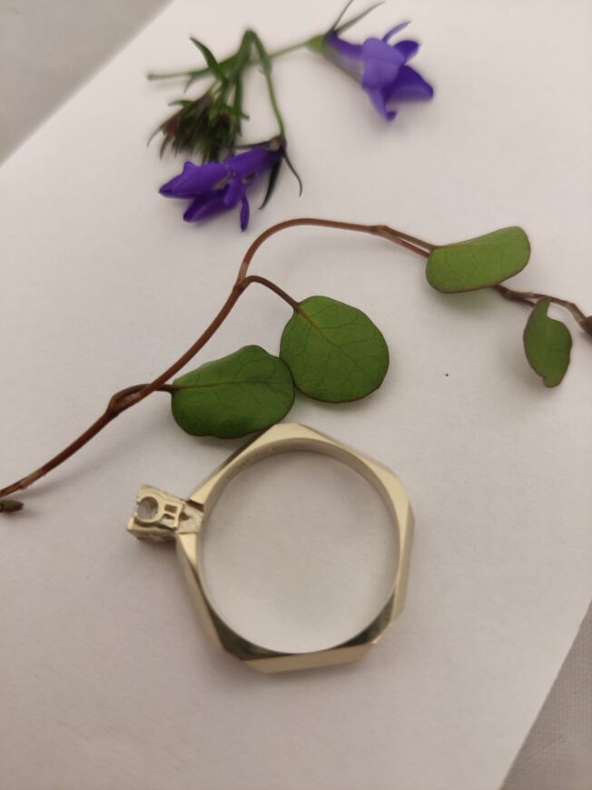 "Fasett" ring i gult gull med 0,20 TW.SI