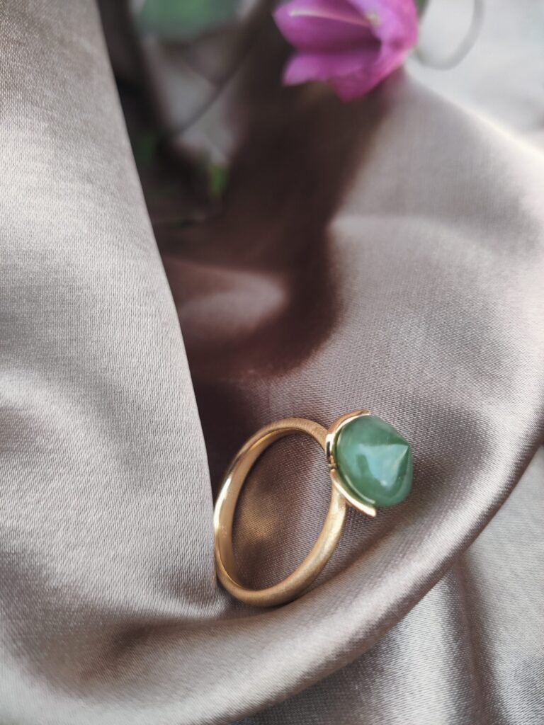 Noën «Dolce small» ring i forgylt matt sølv med jade