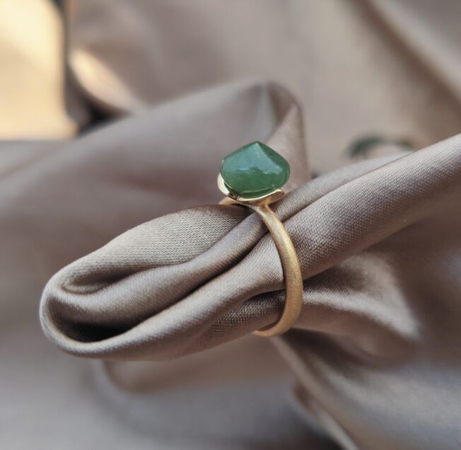 Noën «Dolce small» ring i forgylt matt sølv med jade