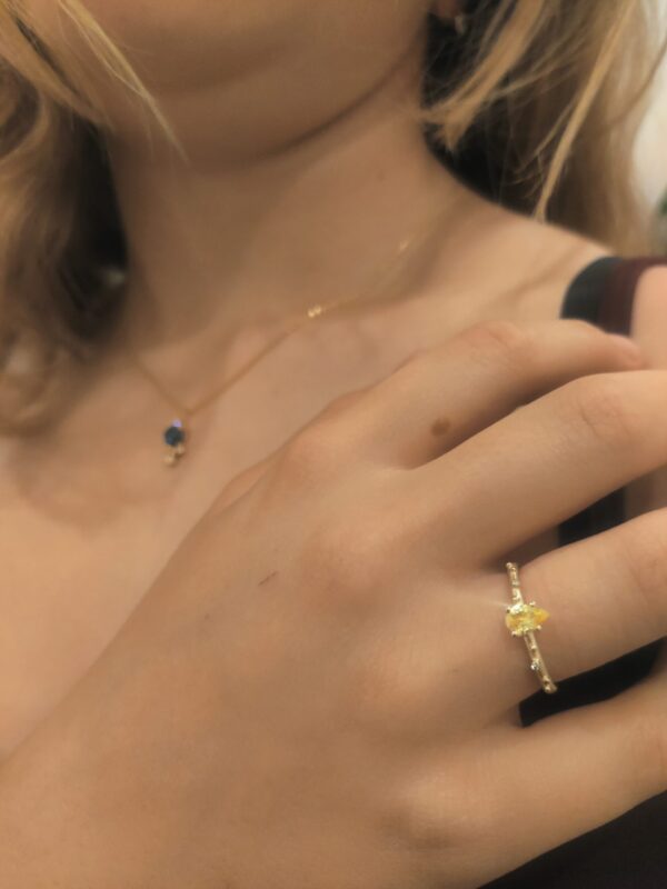 Noën "Shine" ring i gult gull, med gul dråpeformet safir