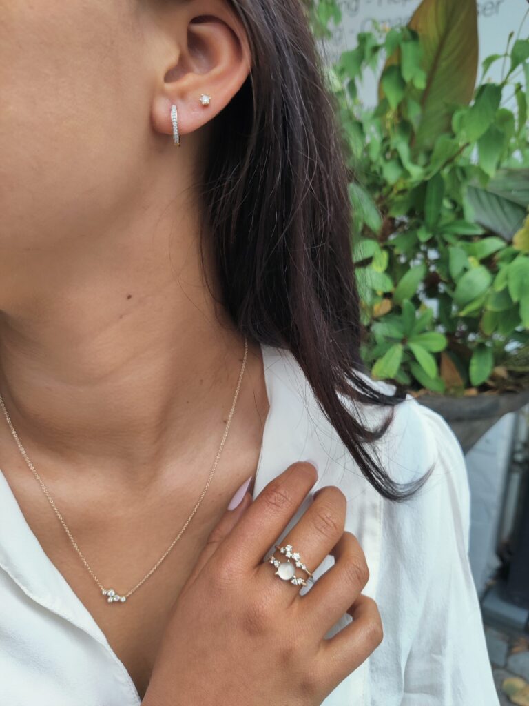 Noën "Stellini" medium ring i gult gull, med diamanter og rosenkvarts