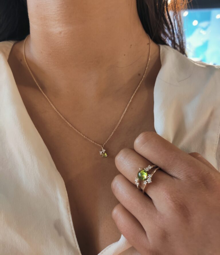 Noën "Stellini" medium ring i gult gull, med diamanter og peridot