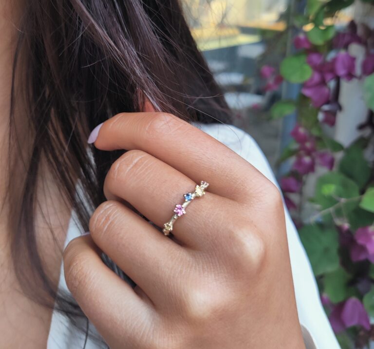 Noën "Shine" ring i gult gull, med rosa, blå og gule safirer