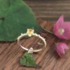 Noën "Shine" ring i gult gull, med gul dråpeformet safir