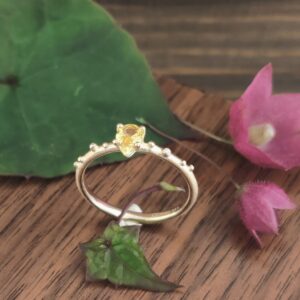 Noën "Shine" ring i gult gull, med gul dråpeformet safir