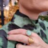 Susanne Friis Bjørner ring i forgylt sølv med oval hamret plate