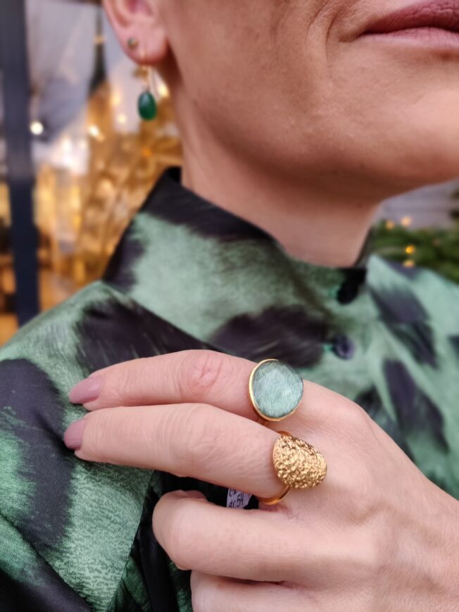 Susanne Friis Bjørner ring i forgylt sølv med oval hamret plate