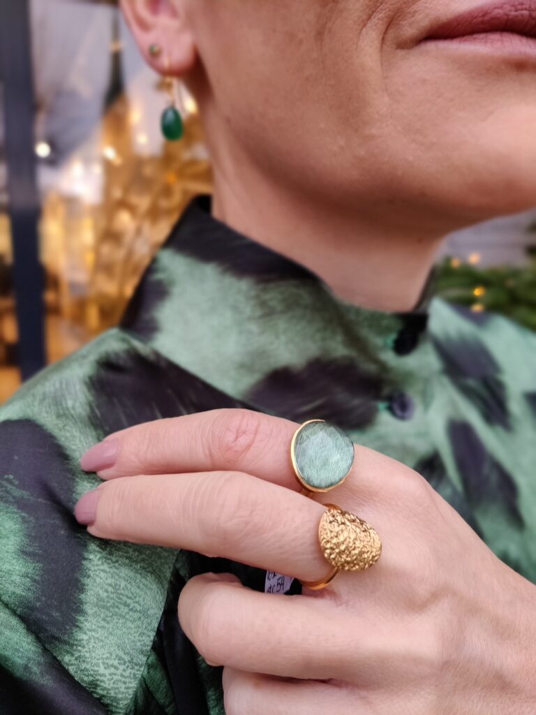 Susanne Friis Bjørner ring i forgylt sølv med oval hamret plate