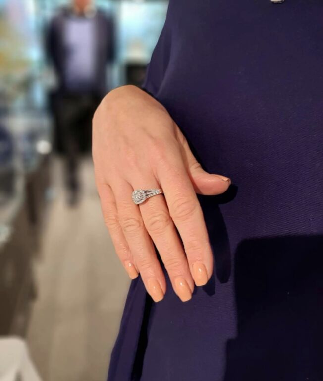 Rosettring, stor i hvitt gull med diamanter