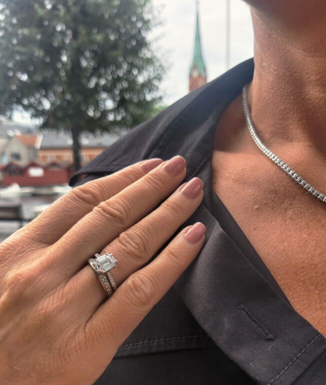 Ring i hvitt gull med smaragdslipte diamanter