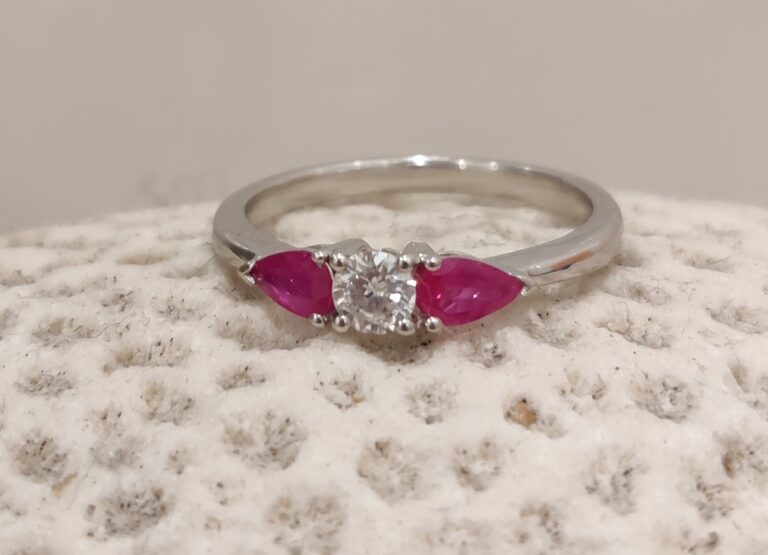 Hvitt gull ring med 2 rubiner og en diamant